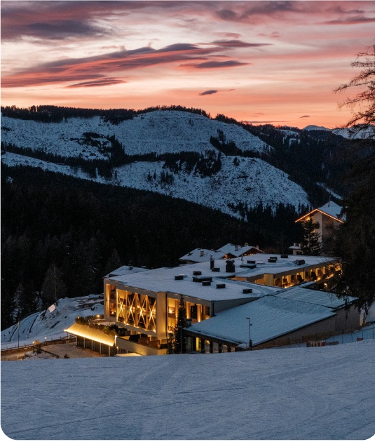 Hotel de montaña al atardecer en Austria