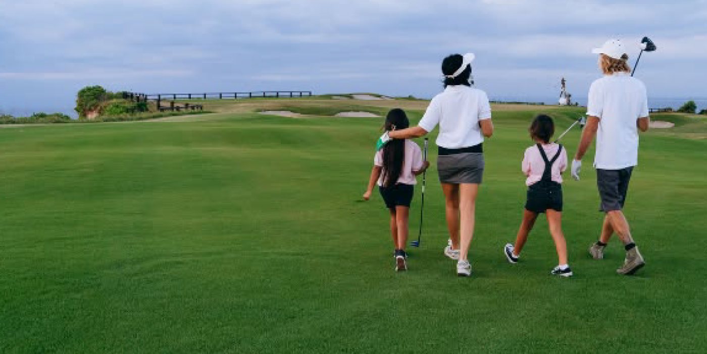 Familia caminando en el campo de golf