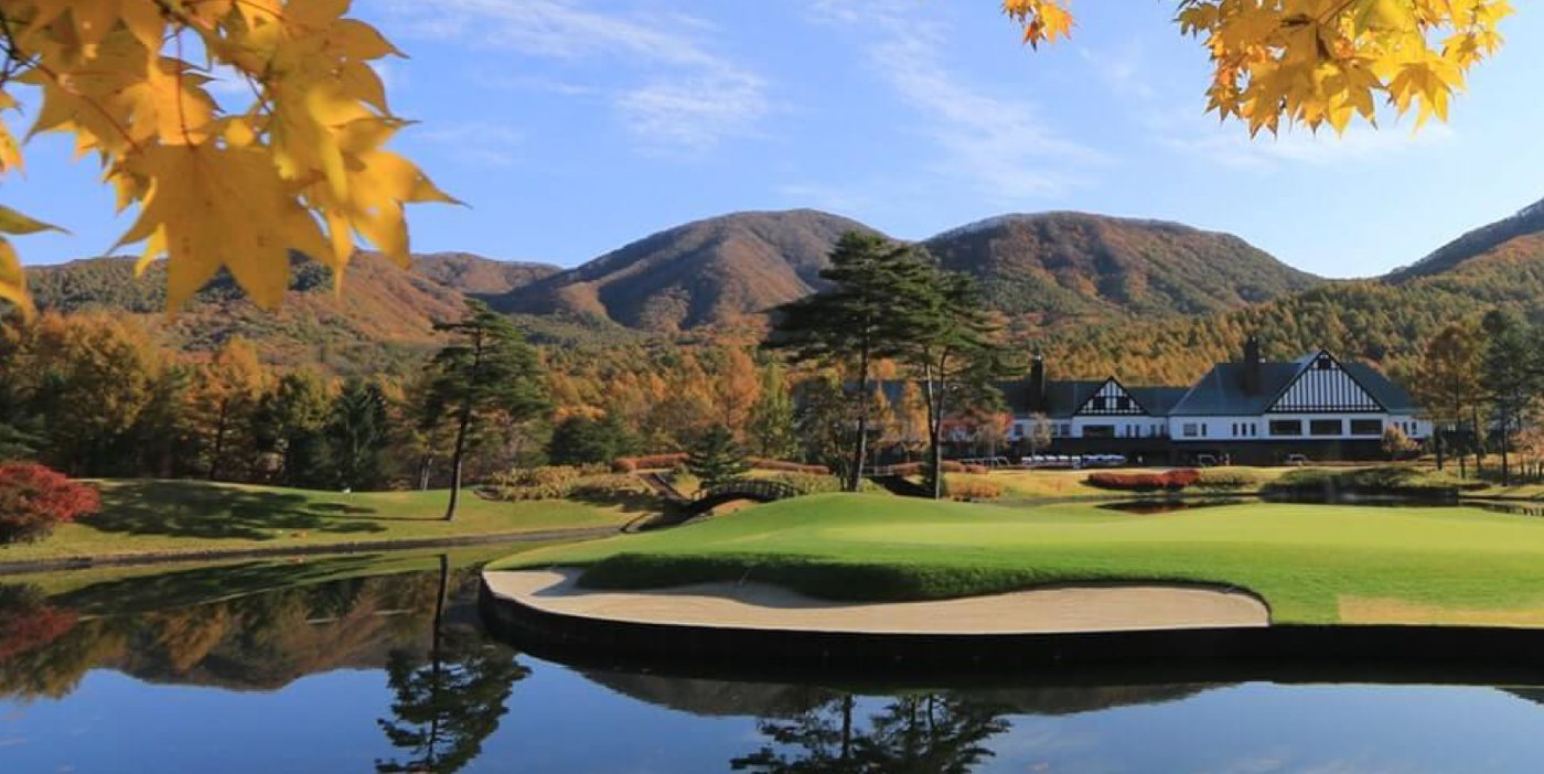 Campo de golf en otoño