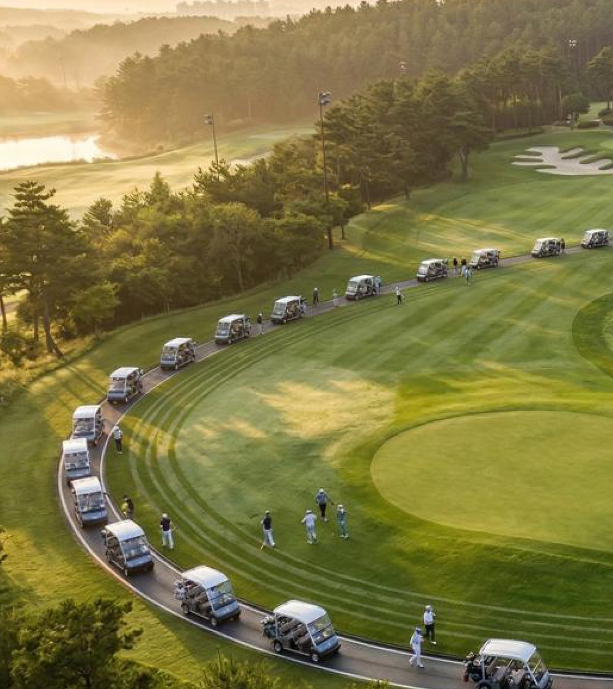 Vista aérea de campo de golf con carritos