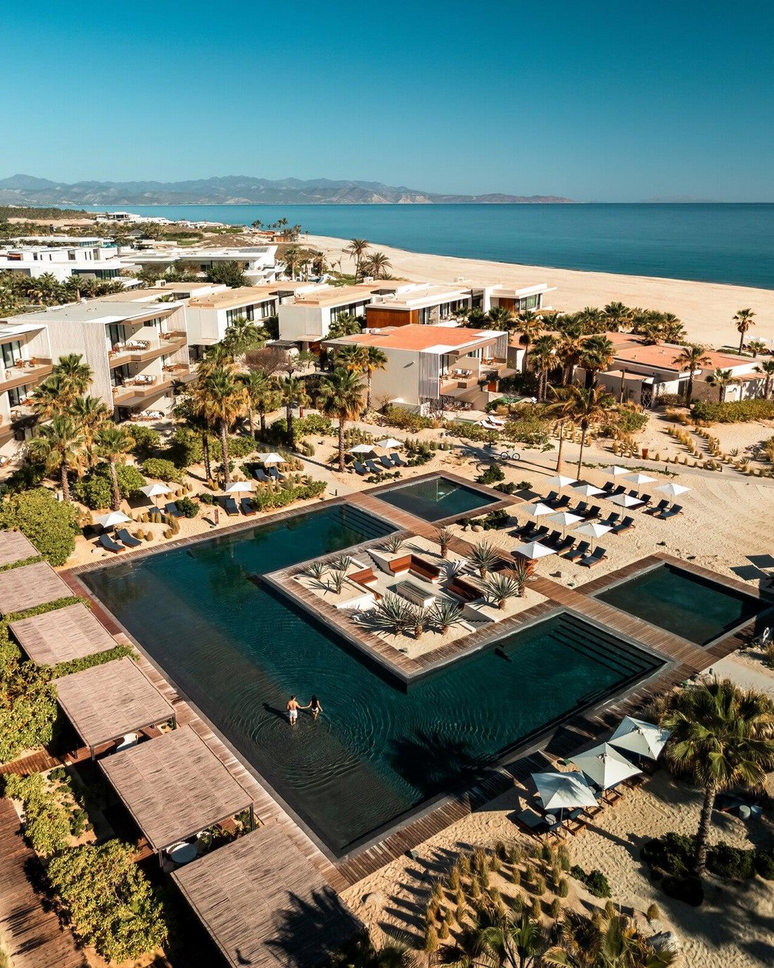Vista aérea de las albercas de Costa Palmas frente al mar
