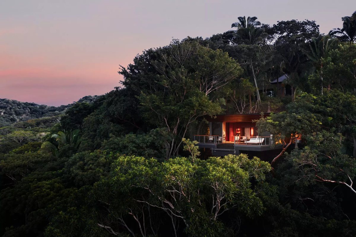 Villa de One&Only Mandarina sobre la selva al atardecer