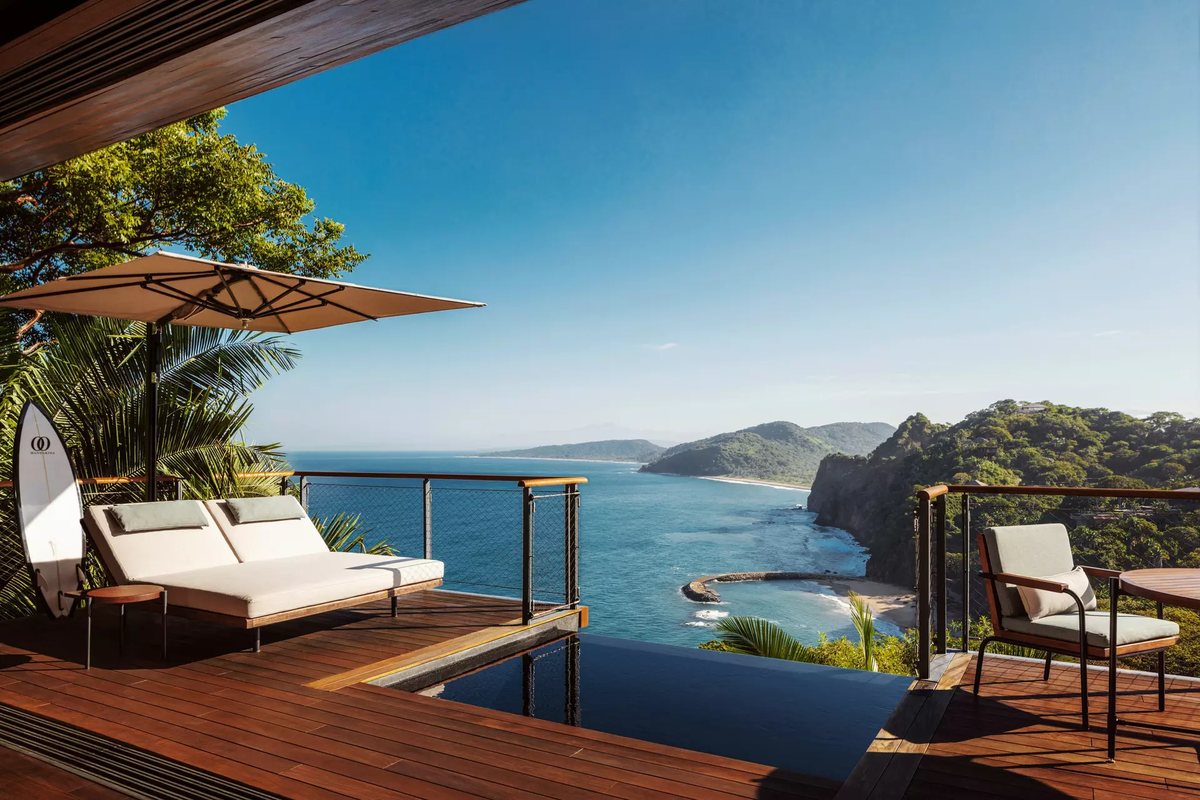 Terraza con alberca privada y vista al océano Pacífico