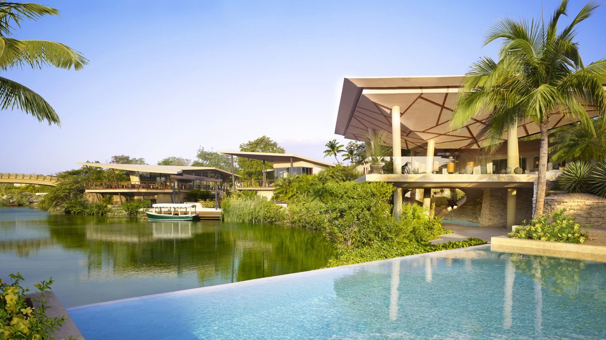 Rosewood Mayakoba entre canales y vegetación tropical