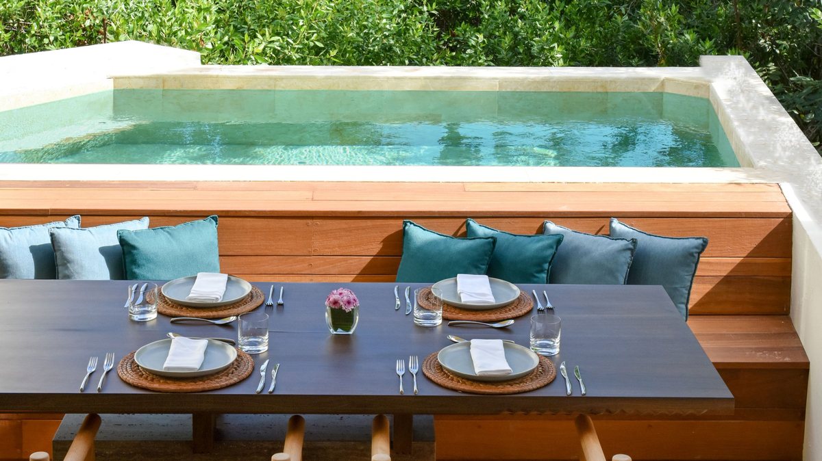 Terraza con alberca privada y mesa servida en Rosewood Mayakoba